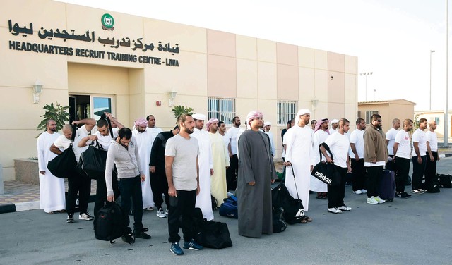 "منتسبو الدفعة الثانية خلال إنهاء إجراءات التسجيل"