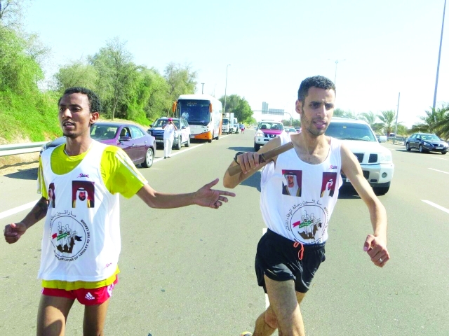"العداؤون يتبادلون تسليم الرسالة خلال تجولهم في إمارات الدولة - البيان"