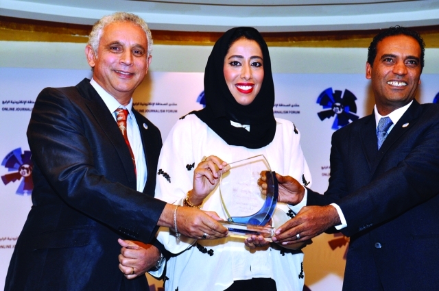 "منى المري تتسلم الجائزة من المصدر"