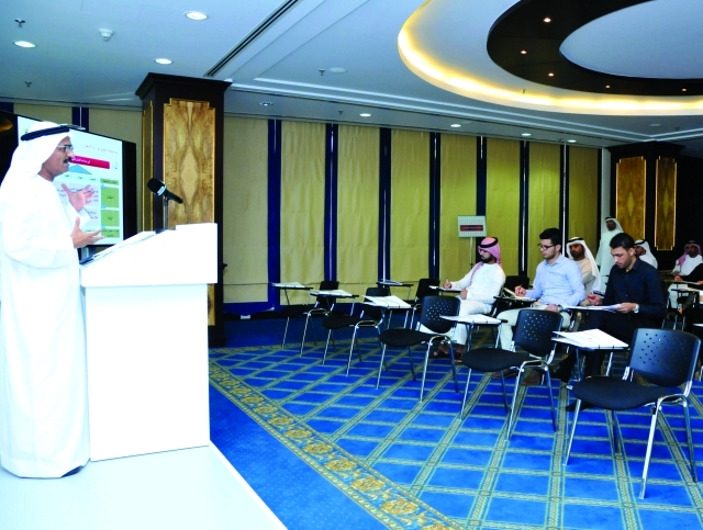 "عبد الله بلحيف النعيمي مستعرضاً الإحاطة الإعلامية أمام وسائل الإعلام\t من المصدر"