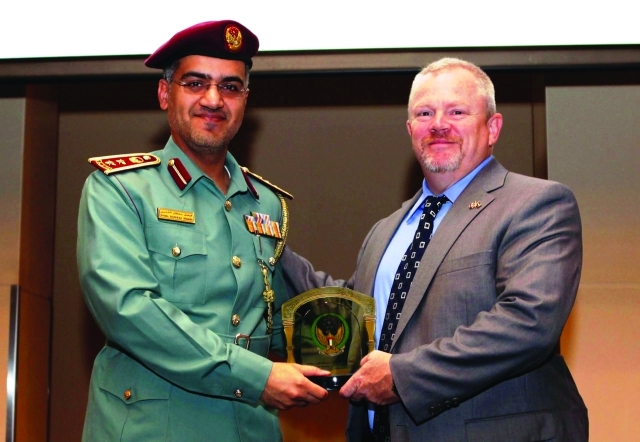 "فيصل الشعيبي يكرم ممثل الشرطة الملكية الكندية"