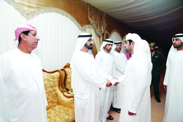 "محمد بن راشد يعزي أسرة الشهيد الزعابي يرافقه حمدان بن محمد وخليفة سليمان تصوير- خليفة اليوسف وسيف محمد"