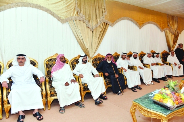 "نائب رئيس الدولة خلال تقديم العزاء لأسرة الشهيد الحمودي يرافقه حمدان بن محمد وسيف بن زايد وسعيد بن مكتوم والفتان"