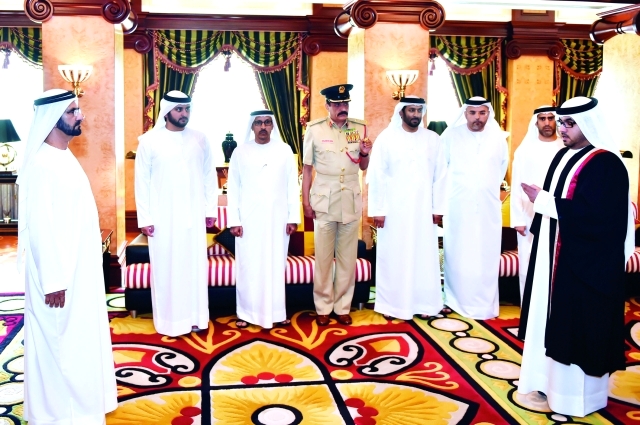 "محمد بن راشد يستمع لأداء القضاة القسم القانوني بحضور مكتوم بن محمد وطارش المنصوري وخميس المزينة\tــ  تصوير: محمد هشام وخليفة عيسى"