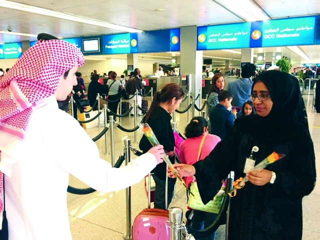 "مطارات دبي تستقبل القطريين بالورود والأعلام ــ من المصدر"