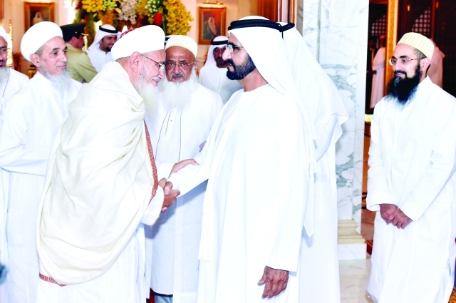 "محمد بن راشد مصافحاً سلطان البهرة والوفد المرافق بحضور أحمد بن سعيد ــ\tتصوير: محمد هشام وخليفة عيسى"