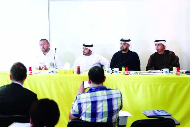 "أثناء المؤتمر الصحافي للإعلان عن التعاقد مع المدرب - البيان"