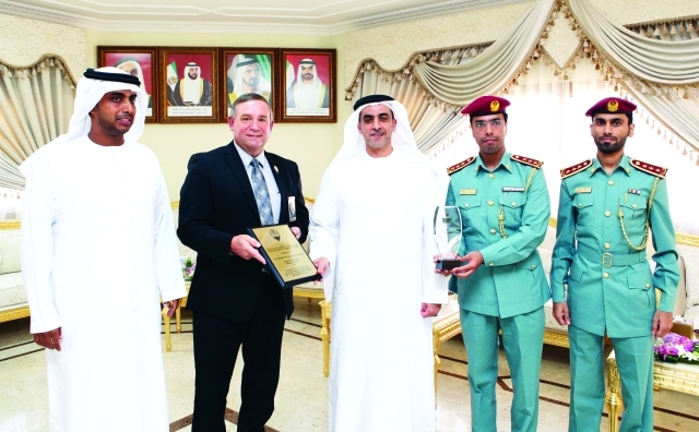 "وزير الداخلية خلال تسلمه جائزة المنظمة الأميركية للشرطة المجتمعية ــ\t من المصدر"