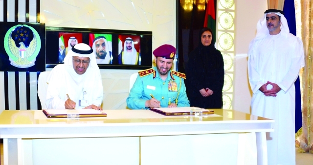 "سيف بن زايد ولبنى القاسمي يشهدان توقيع الاتفاقية ــ\t من المصدر"