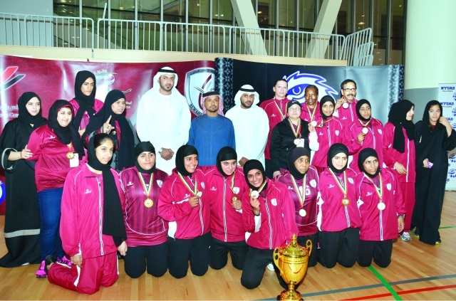 "خالد عوض مع سيدات الوحدة بعد تتويجهن بالكأس والميداليات الذهبية -البيان"