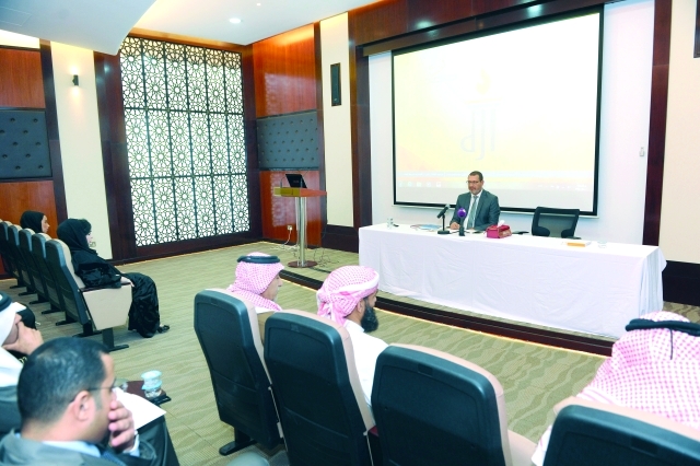 "أيسر فؤاد خلال المحاضرة  \tــ  من المصدر"