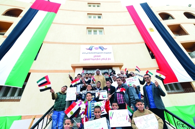 "علما الإمارات ومصر يزينان مبنى دار مار مينا"
