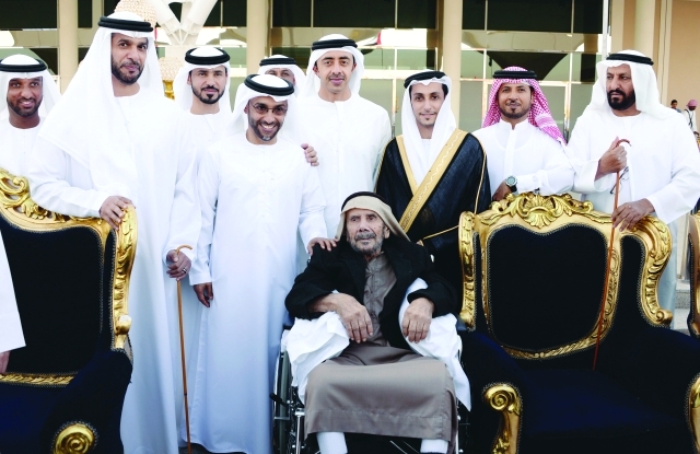 "عبدالله بن زايد يتوسط العريس وعدداً من المدعوين"