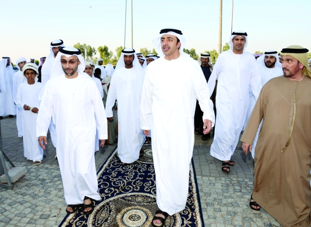 "عبدالله بن زايد وفي استقباله والد العريس"