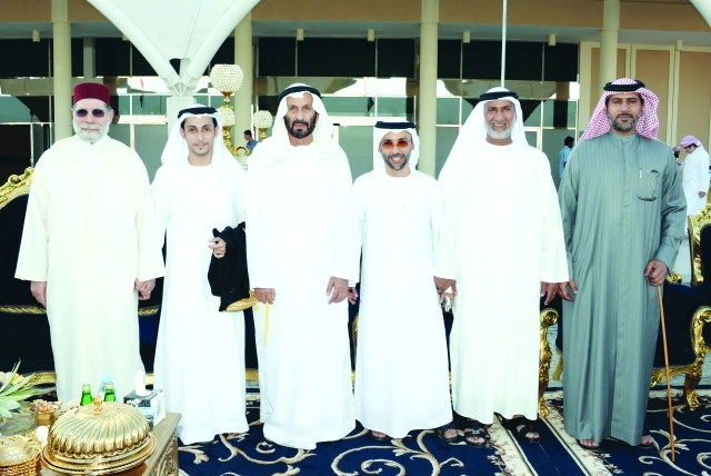 "حمد سلطان الدرمكي وسعيد راشد النيادي والعريس ووالده وعدد من الحضور"