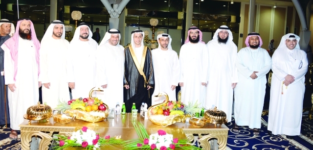 "العريس ووالده وجمع من المهنئين"