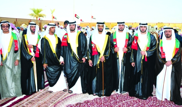 "مجموعة من العرسان"