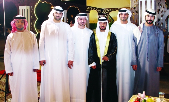 "العريس مع زملاء العمل"