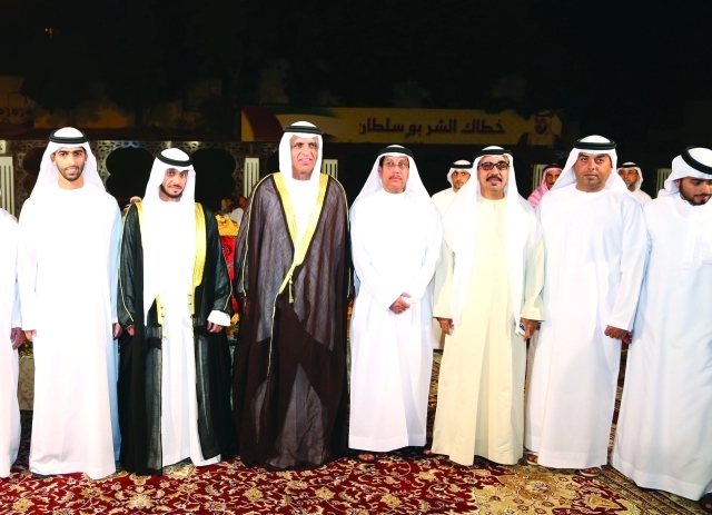 "سعود بن صقر يتوسط العريس حمد وخالد بن سعود وخالد بن سيف ومحمد بن سيف وعلي بن شعوم"