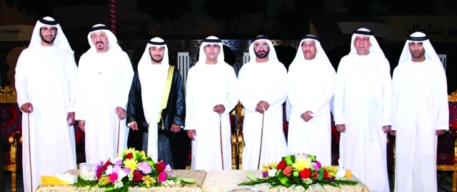 "سالم بن سلطان القاسمي يتوسط سعيد لحة ووالد العريس وحميد النقبي، وسيف الخاطري وحسن النقبي"