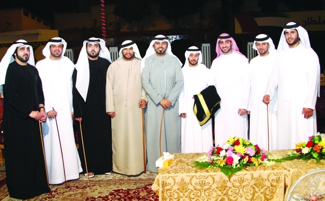 "العريس يتوسط أصدقاءه"