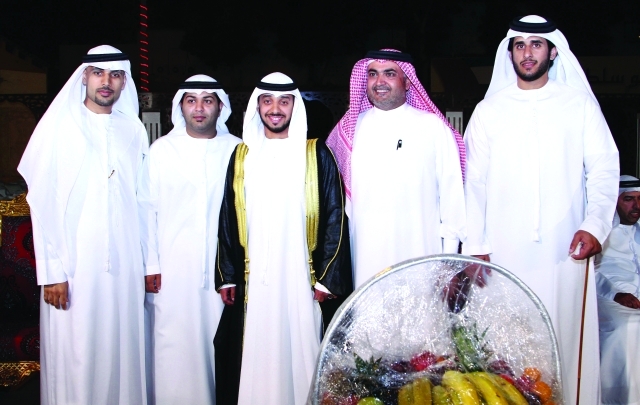 "حمد يتوسط أصدقاءه سيف الخاطري وأحمد بن ماجد لوتاه وحمد المهيري وحمد بوخاطر"