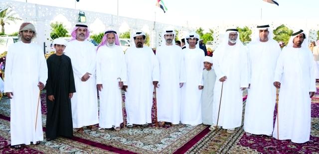 "سعيد النايلي ومحمد فالح الشامسي والعريس ووالده وعدد من المهنئين"