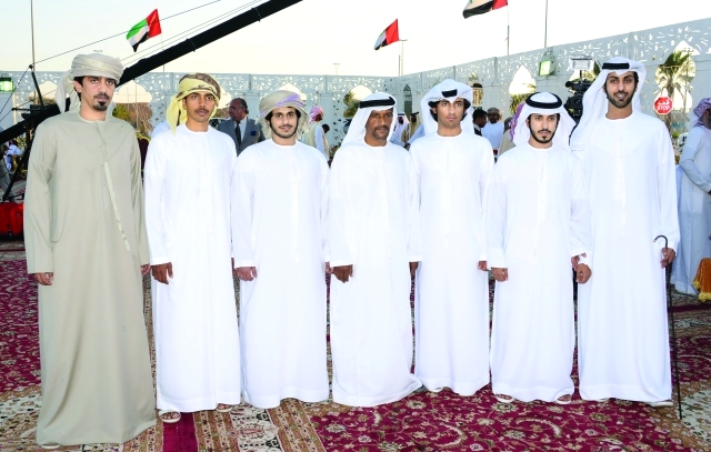 "العريس مع جمع من الأصدقاء"