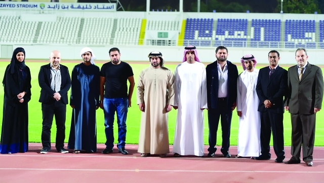 "عبد الله بن محمد يتوسط فريق عمل سيمنار دوري الأبطال - البيان"