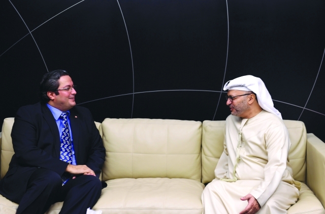 "أنور قرقاش متحدثاً إلى نضال الورفلي عقب تسلم الرسالة ــ وام"
