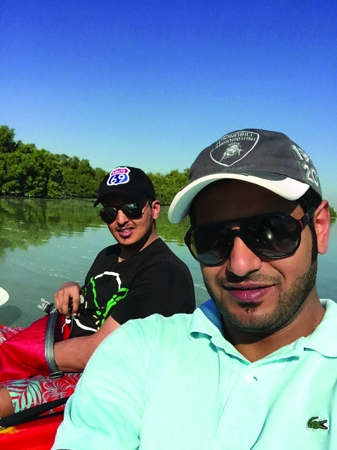 "العامري مع أحد أصدقائه في رحلة صيد بحرية"