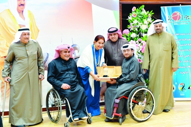 "شيخة الصباح تكرم العصيمي رئيس البعثة"