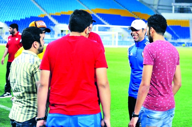 "مهدي مع طلبة الإمارات في أستراليا - البيان"