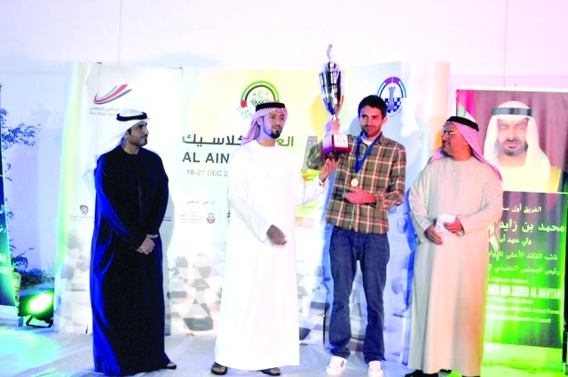 "سلطان بن خليفة بن شخبوط يتوج البطل الجورجي بالكأس"