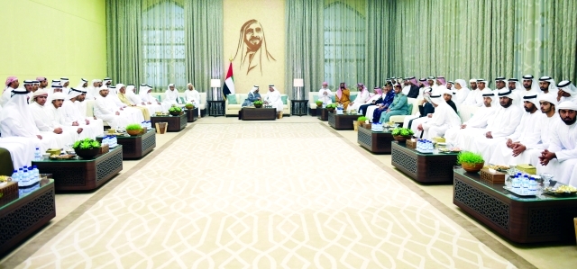 "حمدان بن زايد خلال استقباله المواطنين في ليوا بحضور سلطان بن خليفة وام"