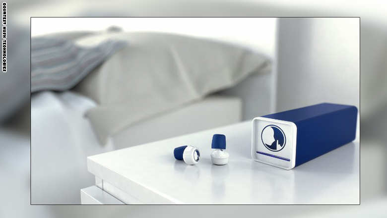 "Hush smart earplugsإنها أول سماعات ذكية للآذان، إذ تدعي الشركى بأن هذه السماعات قادرة على تصفية الأصوات للتخلص من المزعج منها والسماح بمرور الأصوات التي يمكنها أن تهم المستخدم مثل صوت جرس التنبيه والمكالمات الهاتفية."