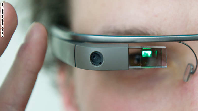 "Google Glassإن نظارات غوغل توفر وسيلة سهلة ومريحة لترجمة إشارات الطرق والتقاط الصور والفيديو، بالإضافة إلى تتبع حجوزات رحلات الطيران والفنادق."
