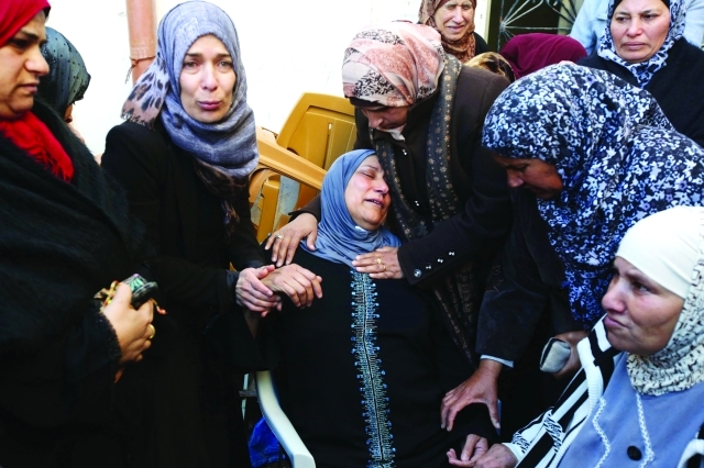 "والدة الشهيد محمود عدوان  تبكيه بعدما قتله المحتلون \t                        أ.ف.ب"