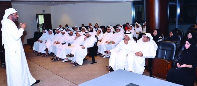 "علي ابراهيم يلقي كلمته خلال حفل التكريم"