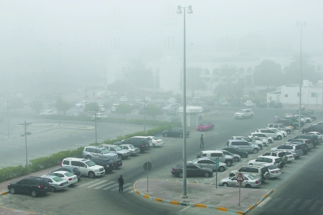 "الضباب يغلف مدينة أبوظبي ــ تصوير: مجدي اسكندر"