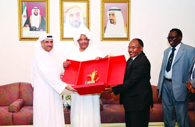 "حمد بن محمد الشرقي لدى استقباله بعثة الهلال السوداني - وام"