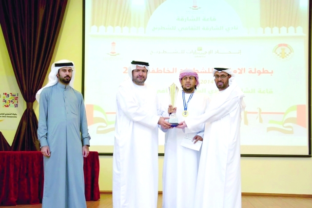 "لدى تتويج أحد الفائزين - البيان"