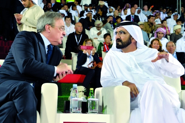 "محمد بن راشد في حديث ودي مع فلورينتو بيريز - تصوير - سيف محمد"