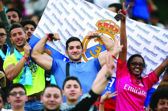 "مشجع مدريدي يستعرض عضلاته - البيان"