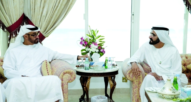"محمد بن راشد ومحمد بن زايد خلال مأدبة طحنون بن محمد ــ تصوير- خليفة اليوسف"