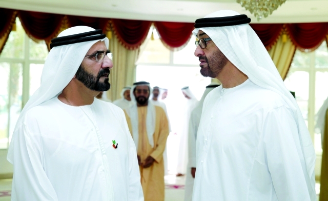 "محمد بن راشد متحدثاً إلى محمد بن زايد وفي الصورة طحنون بن محمد"