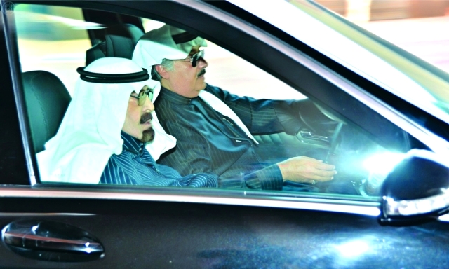 "الملك عبد الله مع ابنه متعب مغادراً إلى روضة خريم ــ\t\t\tأرشيفية"