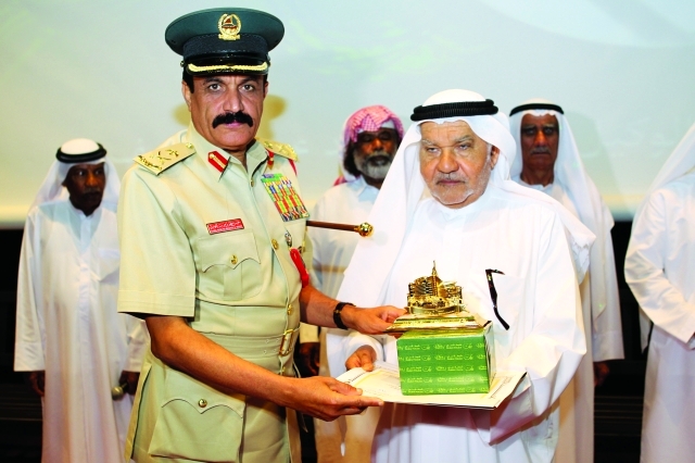 "القائد العام لشرطة دبي يكرم أحد المتقاعدين القدامى"