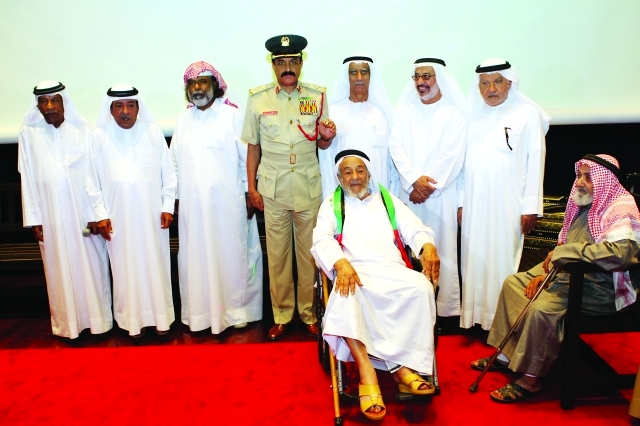"خميس مطر المزينة يتوسط المكرمين"