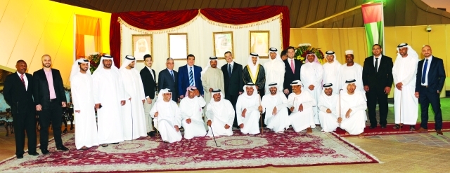 "العريس ووالده في لقطة جماعية مع عدد من الحضور"